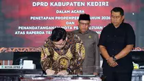 Mas Dhito Bersama Pimpinan DPRD Tandatangani Persetujuan Raperda APBD 2026