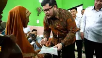 Mas Dhito Serahkan 5.800 Sertifikat Tanah Warga Tiron