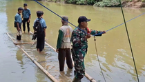 Potret Miris Siswa Lampung Bertaruh Nyawa Arungi Sungai demi Sekolah