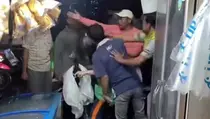 Polisi Ringkus 2 Opang Pemukul Driver Ojol di Stasiun Duri