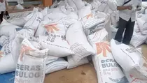 Pemkab Tapteng Salurkan 20 Ton Beras untuk Korban Banjir