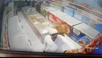 Modus Tukar Uang, 2 WNA Gendam Kasir Frozen Food di Mojokerto