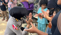 Tim Trauma Healing Polri Dampingi Korban Banjir di Aceh Tamiang