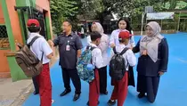 7 Siswa Korban Tabrakan Mobil MBG di SDN Kalibaru Kembali Bersekolah