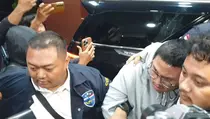 Tiba di Polda Jabar, Resbob Tertunduk Lesu dan Tegang Membisu