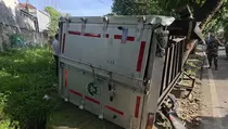 Mobil Boks MBG Tersangkut Pohon, Lalu Lintas Depok Terganggu