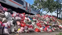 Sebulan Tak Diangkut, Sampah 2,5 Meter Menggunung di Underpass Bekasi