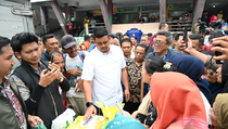 Bobby Nasution Bagikan Kado Natal untuk Korban Bencana di Tapteng