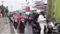 Hujan Deras dan Truk Terperosok Picu Kemacetan di Rempoa Ciputat