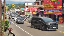 Arus Wisata Meningkat, Jalur Puncak Bogor Diberlakukan One Way