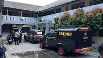 Polres Metro Depok Periksa Wanita Terduga Pelaku Teror Bom Sekolah