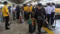 Arus Mudik Nataru di Stasiun Pasar Senen