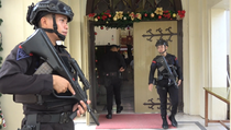 Gegana Brimob Sterilisasi Gereja Katedral Makassar Jelang Misa Natal