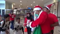 Sinterklas Berbagi Kado Natal di Tanjung Perak, Anak-anak Ceria