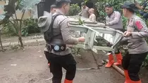 Bangkai Pesawat yang Timpa Rumah di Bogor Dievakuasi