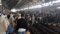 35 Perjalanan KA Jarak Jauh Berhenti Luar Biasa di Stasiun Lempuyangan