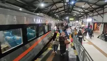Hari Terakhir 2025, 10.964 Orang Padati Stasiun Surabaya Pasar Turi