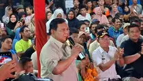 Tahun Baru di Pengungsian, Prabowo Ajak Warga Nyanyi 'Tanah Airku'