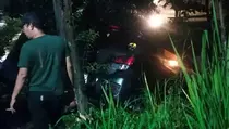 Salah Navigasi, Mobil Terjun ke Empang Bekas Pemancingan di Ciledug