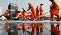 Pasukan Oranye Bikin Jakarta Bersih Kembali Seusai Malam Tahun Baru
