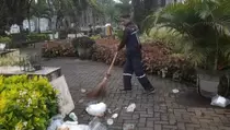 Petugas Kebersihan Kota Malang Lembur Angkut Sampah Pascatahun Baru