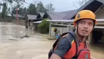 Banjir Padang, Tim SAR Evakuasi Warga dengan Perahu Karet