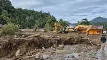 Jalan Putus, Korban Banjir Batu Busuak yang Terisolasi Minim Bantuan