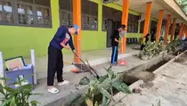 Pascabanjir, Siswa dan Guru SMA Negeri 12 Padang Bersihkan Sekolah