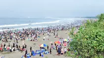 Libur Tahun Baru, Ribuan Wisatawan Padati Pantai Barat Pangandaran