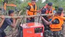 TNI dan PLN Tempuh Medan Ekstrem Distribusikan Genset ke Aceh Barat