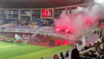 Ini Aturan Terkait Larangan Membawa Flare di Stadion dan Sanksinya