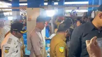 Blusukan ke Pasar Biak, Gibran Borong Ikan dari Pedagang