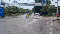 Jalan RE Martadinata Banjir Imbas Meluapnya Kali Ancol