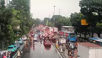 Banjir DI Panjaitan Surut, Pengendara Masih Terjebak Kemacetan