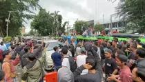 Massa Demo Sopir Angkot di Bogor Blokade Jalan, Lalin Macet Parah