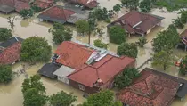 Hangatnya Bakwan di Tengah Dinginnya Luapan Citarum di Karawang