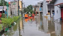 Banjir 1,5 Meter di Pondok Hijau Bekasi, BPBD Siagakan 4 Perahu