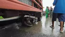 Truk Muatan Triplek Tabrak Motor di Tangerang, 1 Tewas