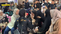 Tangis Keluarga Iringi Penyerahan 7 Jenazah Korban Pesawat ATR 42-500