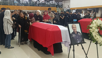 Air Mata dan Tatapan Kosong Keluarga di Persemayaman Korban ATR 42-500