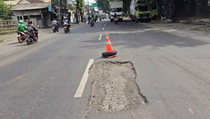 Rusak Parah, Jalan Raya Narogong Bekasi Rawan Kecelakaan