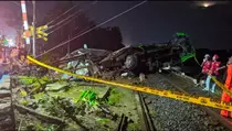Truk Tronton Dihantam KA Gajayana di Kebumen, Pos Penjaga Ikut Hancur