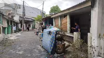 Banjir Surut, Warga Periuk Damai Tangerang Hadapi Lumpur dan Sampah