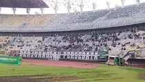 Persebaya vs PSM, Ribuan Bonek Padati GBT Surabaya Sambil Ngabuburit