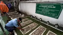 Tradisi Jelang Ramadan, Warga Bersihkan Makam KH Ahmad Dahlan