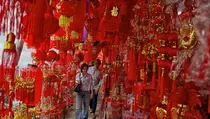 Penjualan Pernak-Pernik Imlek di Glodok