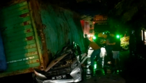 1 Keluarga Tewas Tertimpa Truk Terguling, Evakuasi Korban Dramatis