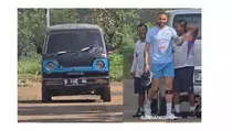 Tak Ada Supercar, Kurzawa Pilih Naik Carry Bareng Pemain Persib