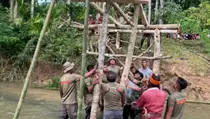 Brimob Polda NTT Bangun Jembatan Darurat di Sumba Barat Daya