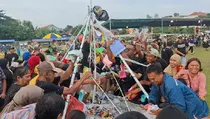Meriah, Warga Gresik Berebut Gunungan Ruwatan Jelang Ramadan